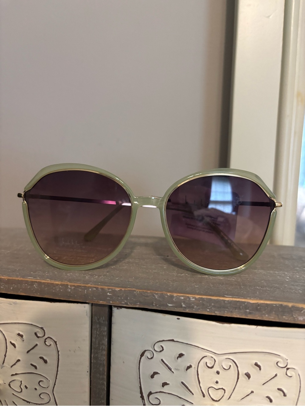 NWT Nicole Miller Light Green Round Sunglasses with gold accents around the edge